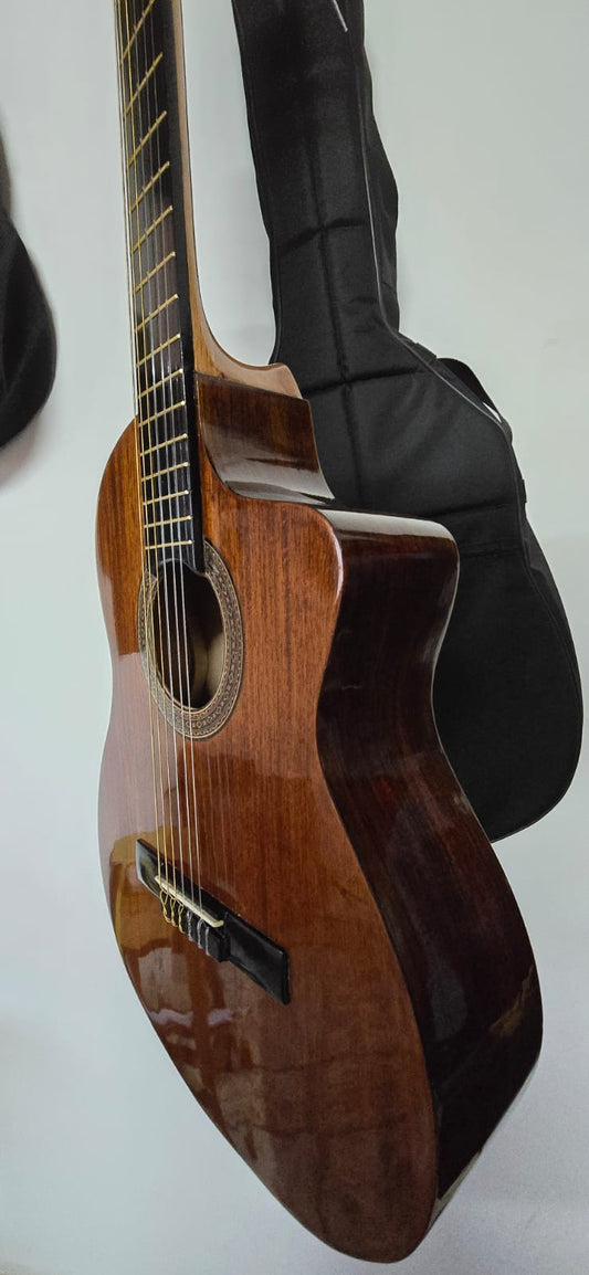 Guitarra Clásica de Cedro Completo — Tono Miel