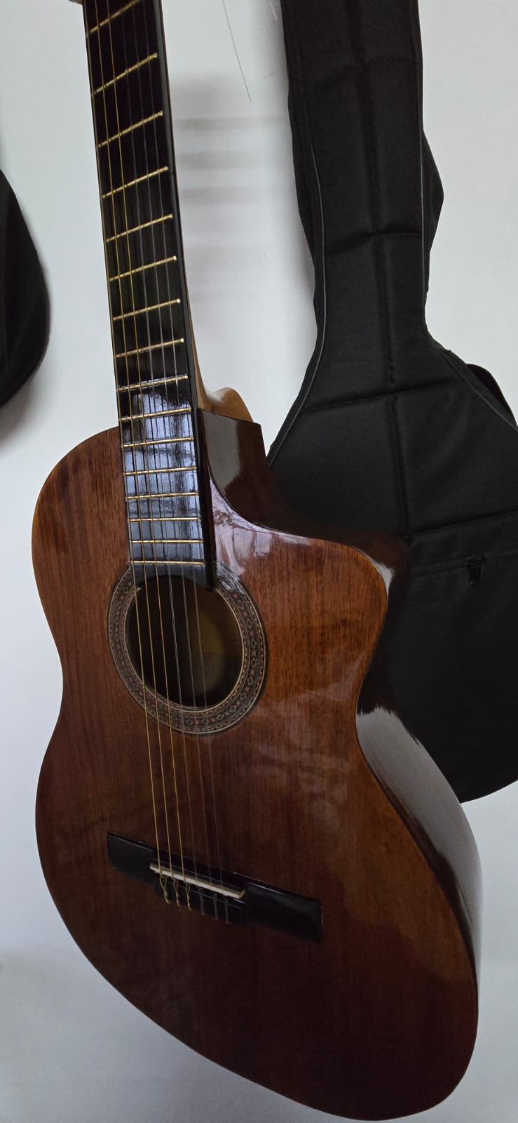 Guitarra Clásica de Cedro Completo — Tono Miel