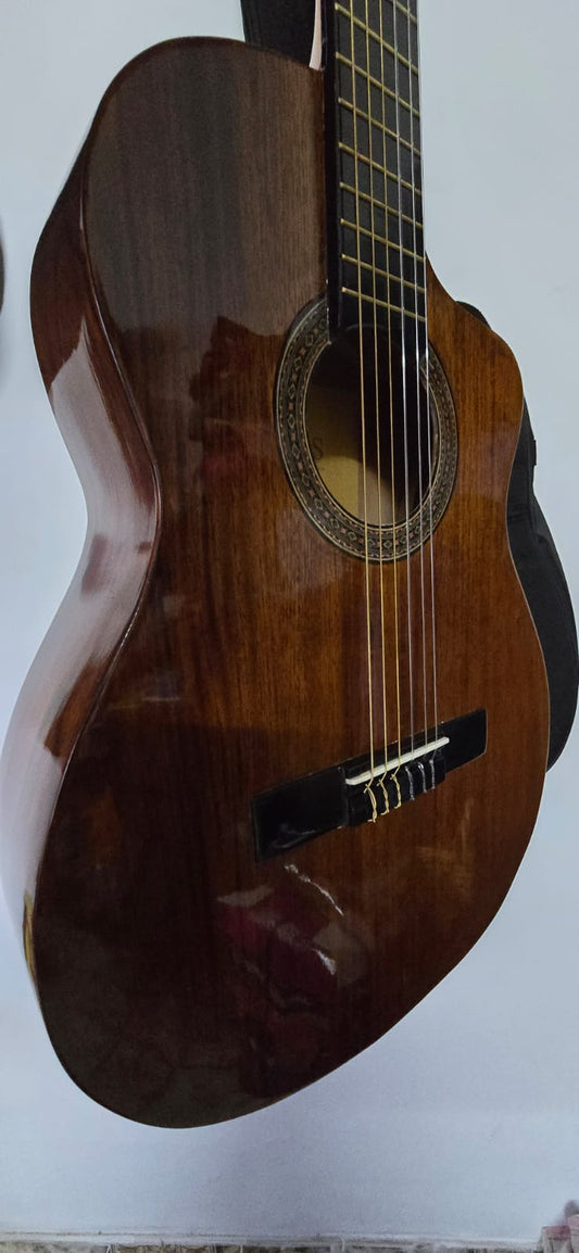 Guitarra Clásica de Cedro Completo — Tono Miel